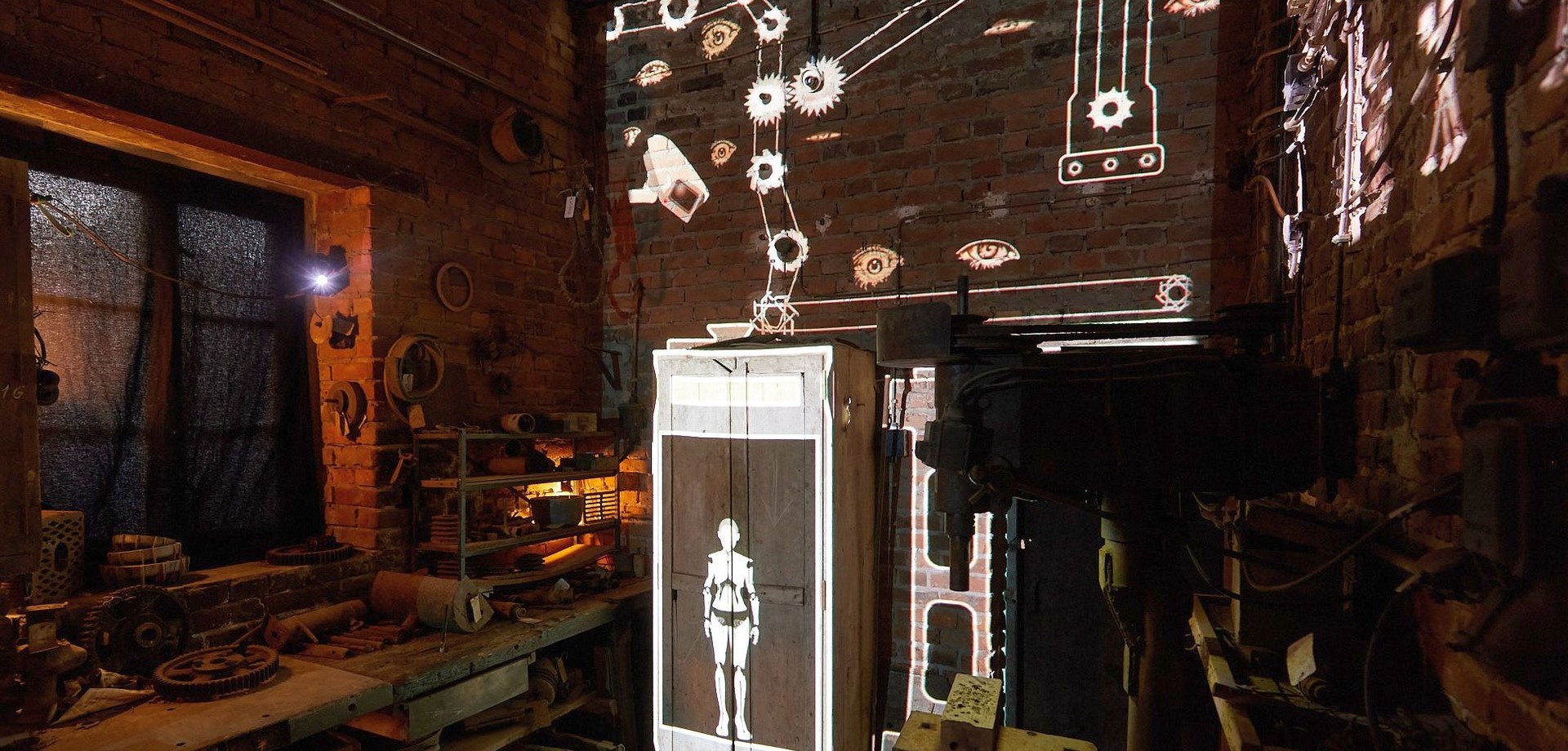 Digitale Installation "Perpetuum Mobile" aus einem Projekt der Hochschule Bielefeld in der Ziegelei Lage 2021.