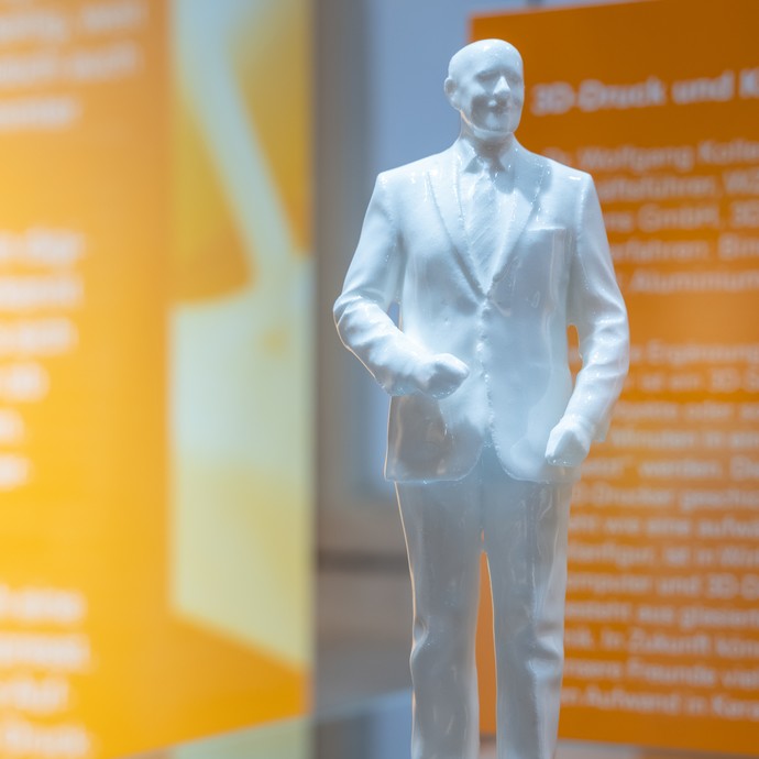 Ganzkörperportrait eines Mannes aus dem 3D-Drucker (öffnet vergrößerte Bildansicht)