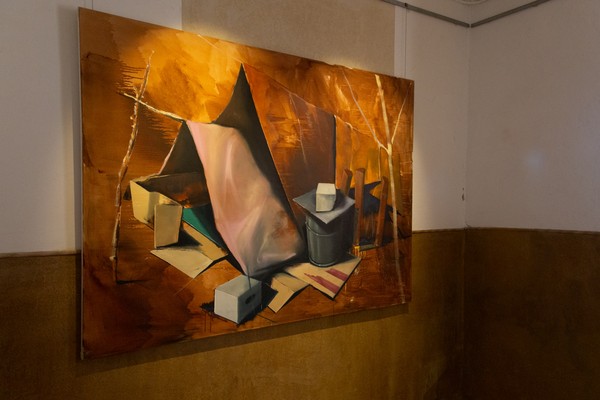 Ein Gemälde hängt in der Ausstellung.