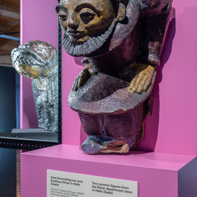 Historische Fassadenfigur aus Keramik (vergrößerte Bildansicht wird geöffnet)
