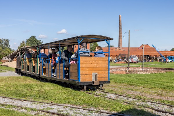 Feldbahn mit Besucherinnen und Besuchern