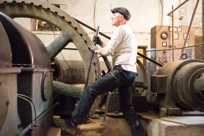 Person an einer Maschine in der Maschinenzieglei