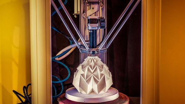 Ein 3D-Drucker stellt ein Objekt her