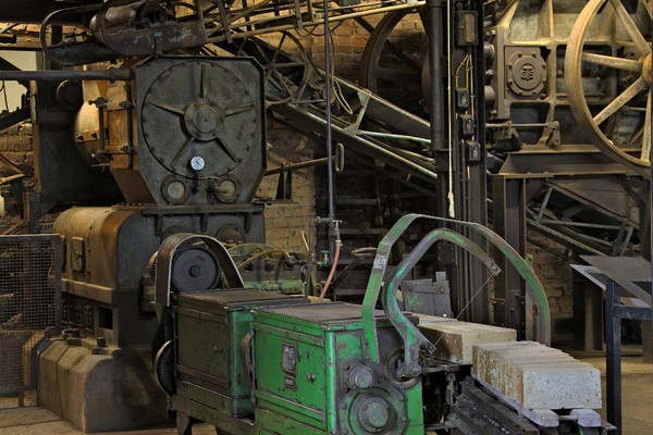 Im Pressenraum steht die Ziegelpresse mit Abschneideautomat.