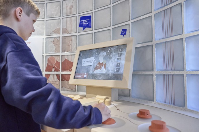 Junge spielt an einem Screen in der Dauerausstellung