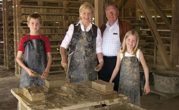Großeltern und Enkelkinder in der Handstrichziegelei.