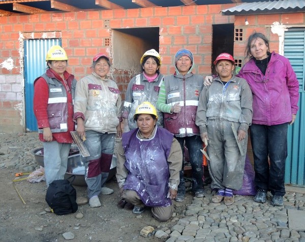 Gruppe bolivianischer Bauarbeiterinnen mit der Künstlerin Cecilia Herrero.