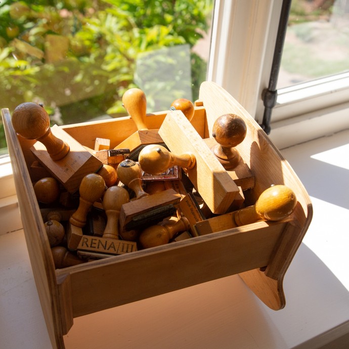 Eine Sammlung Stempel steht auf einer Fensterbank. (öffnet vergrößerte Bildansicht)