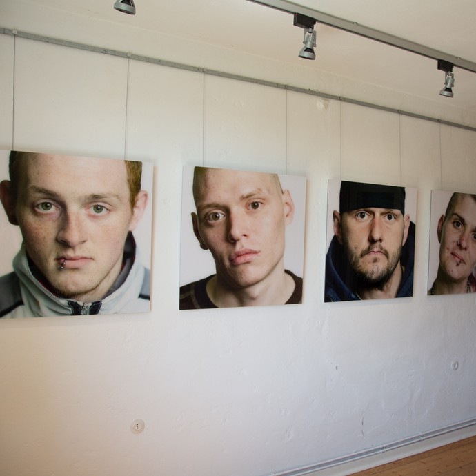 Portraitfotografien hängen in der Ausstellung. (öffnet vergrößerte Bildansicht)