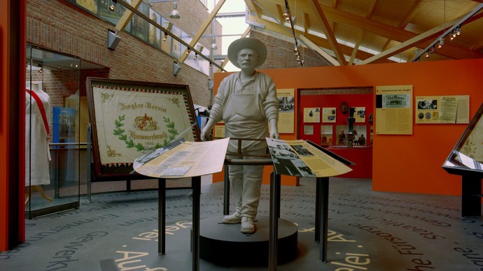Figur eines Zieglers in der Ausstellung Figur eines Zieglers in der Ausstellung