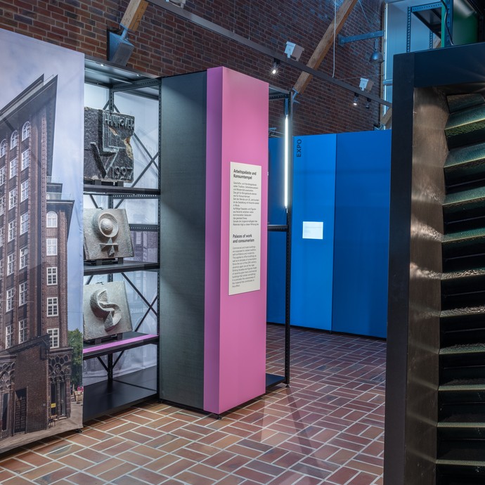 Blick in die Ausstellung (vergrößerte Bildansicht wird geöffnet)