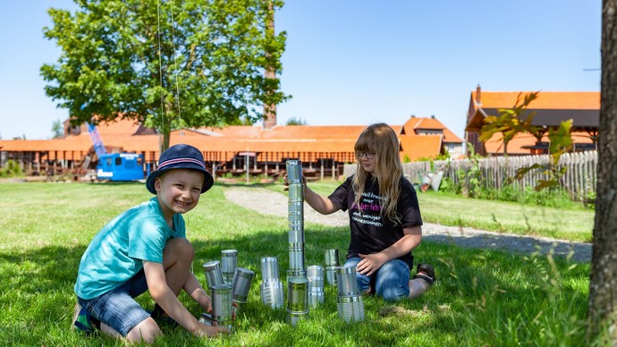 Zwei Kinder spielen auf einer Wiese Zwei Kinder spielen auf einer Wiese