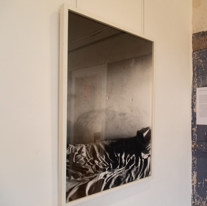 Eine Fotografie hängt in der Ausstellung "Kunst trotz(t) Armut". (vergrößerte Bildansicht wird geöffnet)