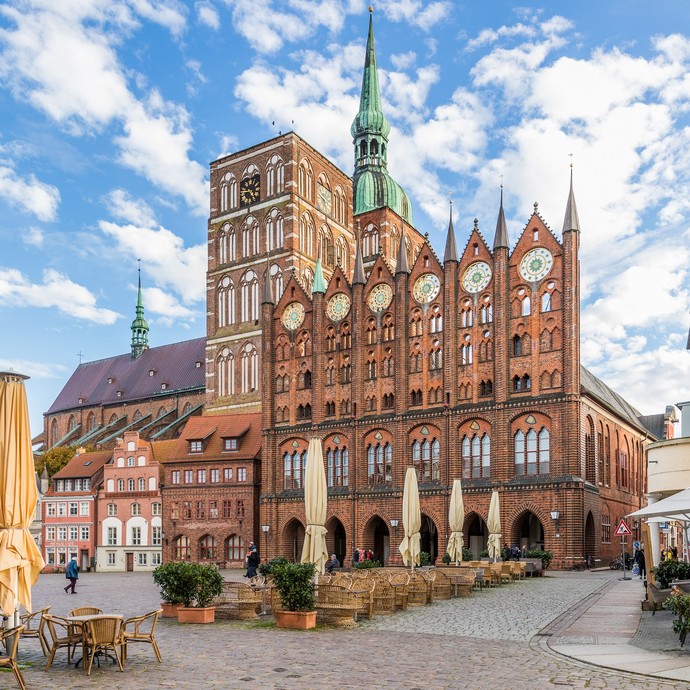 Foto des Rathaus Stralsund mit blauem Himmel und weißen Wolken