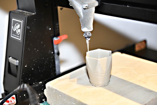 Detailansicht des 3D-Druckers in Aktion