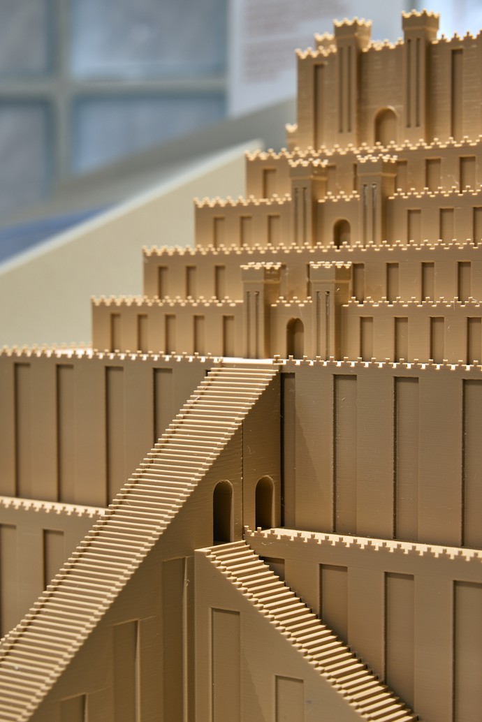 Blick auf ein Holzmodell des Turms von Babylon