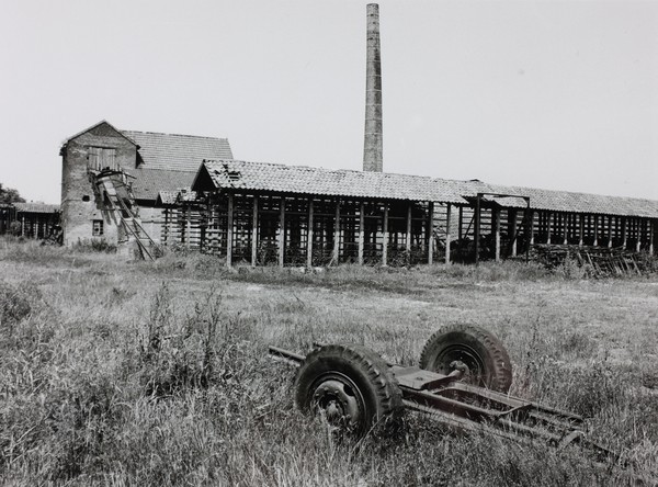 Schwarz-Weiß-Aufnahme der historischen Maschinenziegelei. Im Vordergrund die Trockenregale. Foto: Berthold Socha