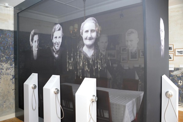 Eine Installation in der Ausstellung, die aus sieben Hörstationen besteht.