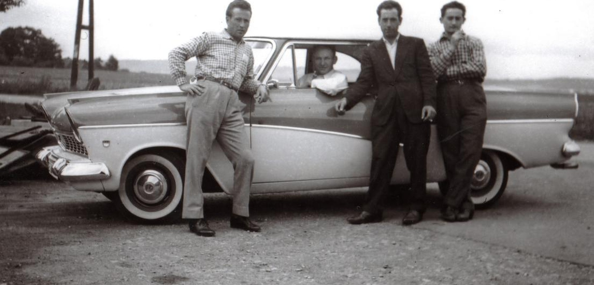 Erich Beermann (im Auto) und drei Arbeiter aus Italien. Foto um 1960 auf dem Gelände der Ziegelei.