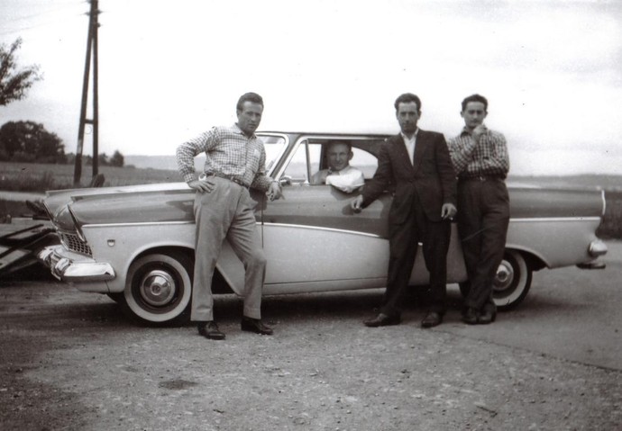 Schwarz weiß Fotografie: 3 Männer vor einem Auto