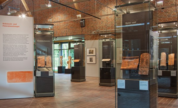 Blick in die Ausstellung "Perspektiven der Ziegeleiarbeit"